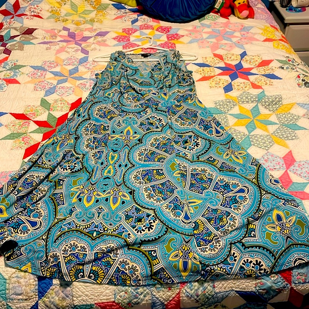 Perfect dress; won’t wrinkle, hangs beautifully on! Aqua, yellow & pops of sage